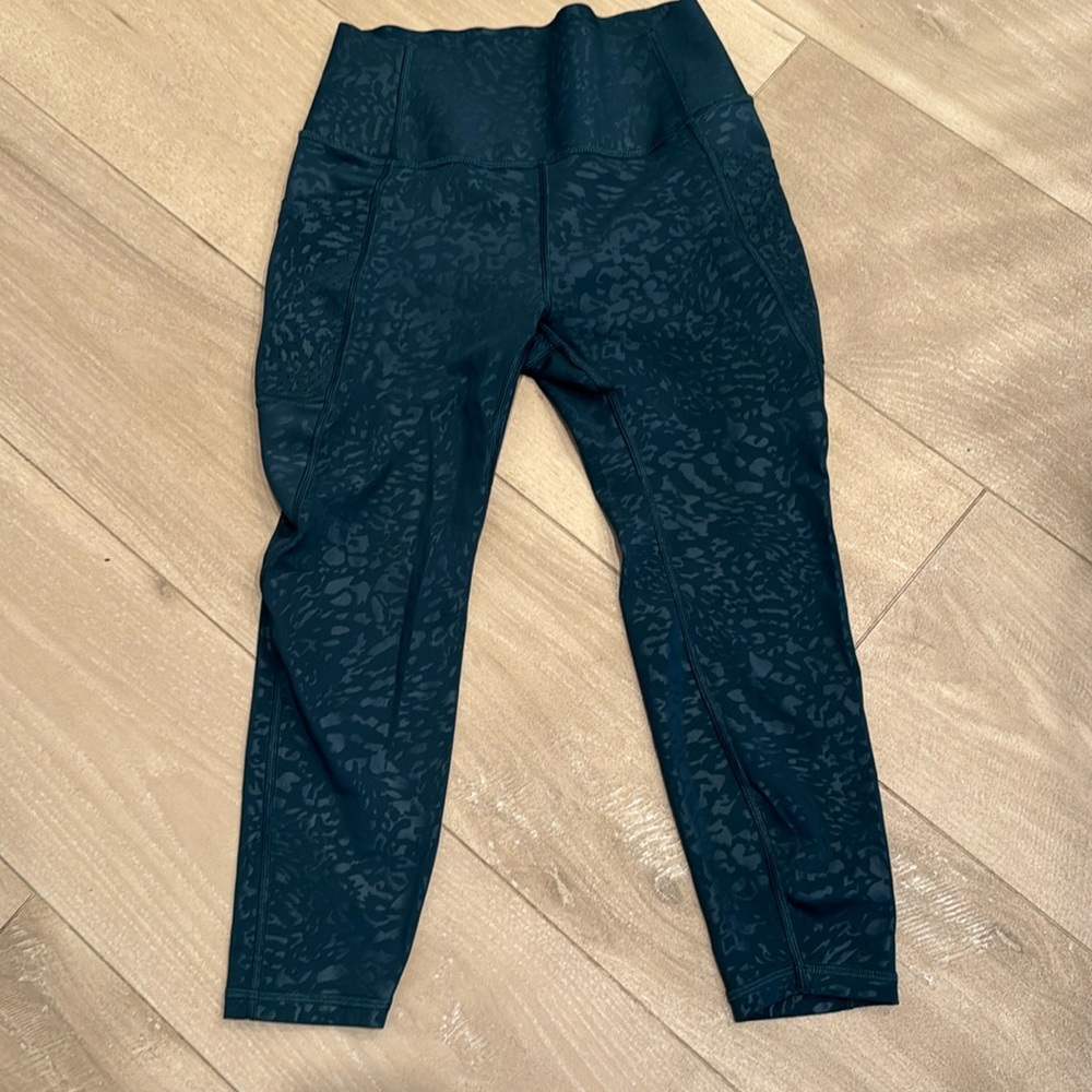 Gap fit green snake print leggings